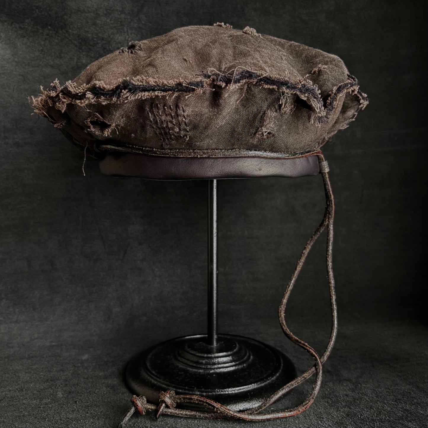 Uneven dyeing damage brown linen leather strap beret