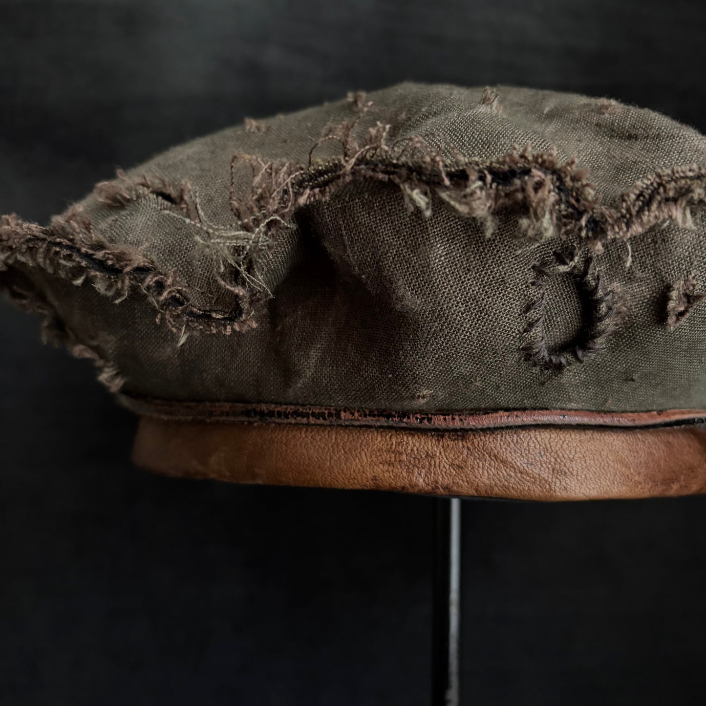 Damage khaki linen leather strap beret