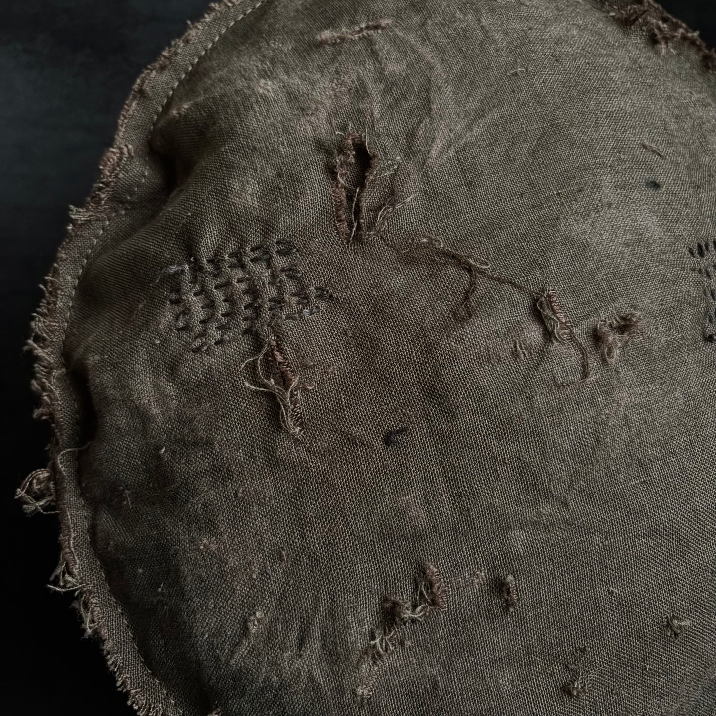 Damage khaki linen leather strap beret