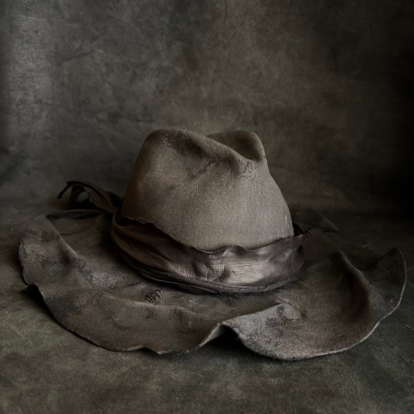 Charcoal wax stitch ｗrinkle brim fedora hat