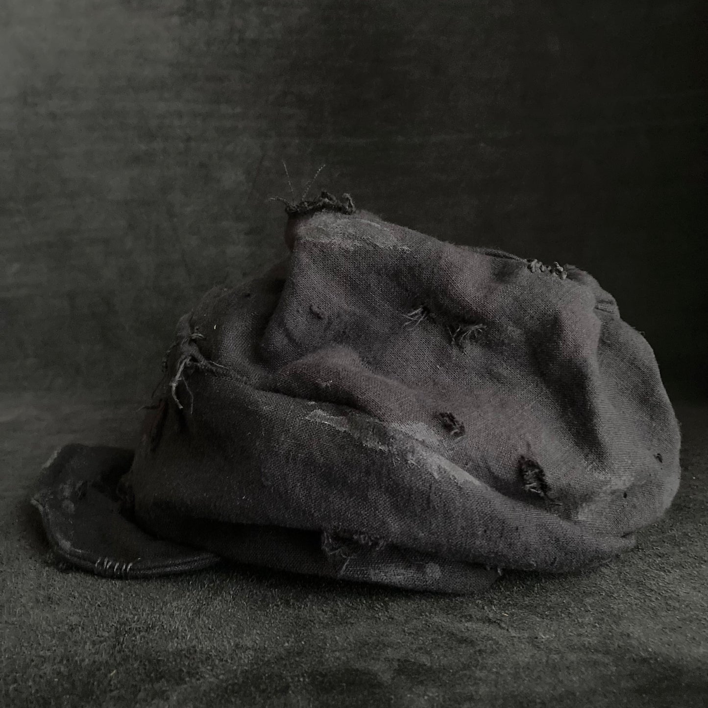 Black linen damage turn cap