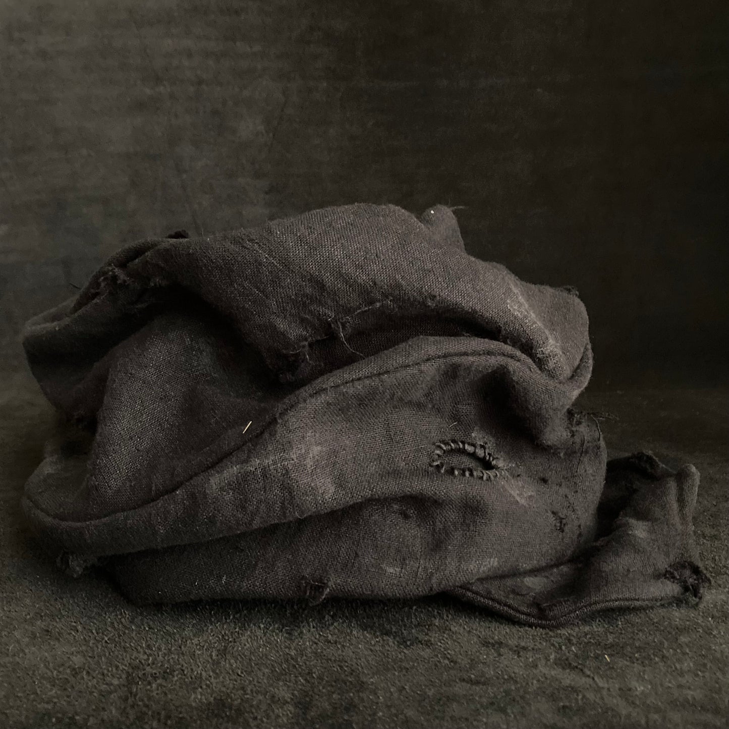 Black linen damage turn cap