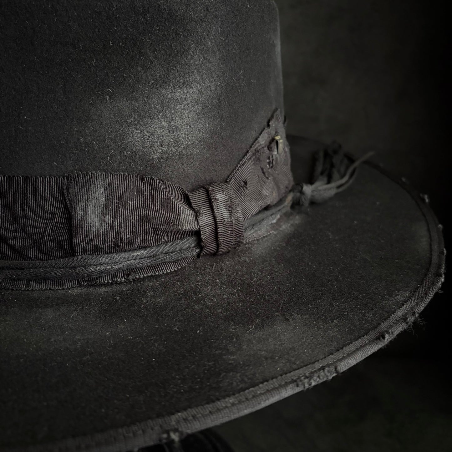 Correct black fedora hat (western weight)