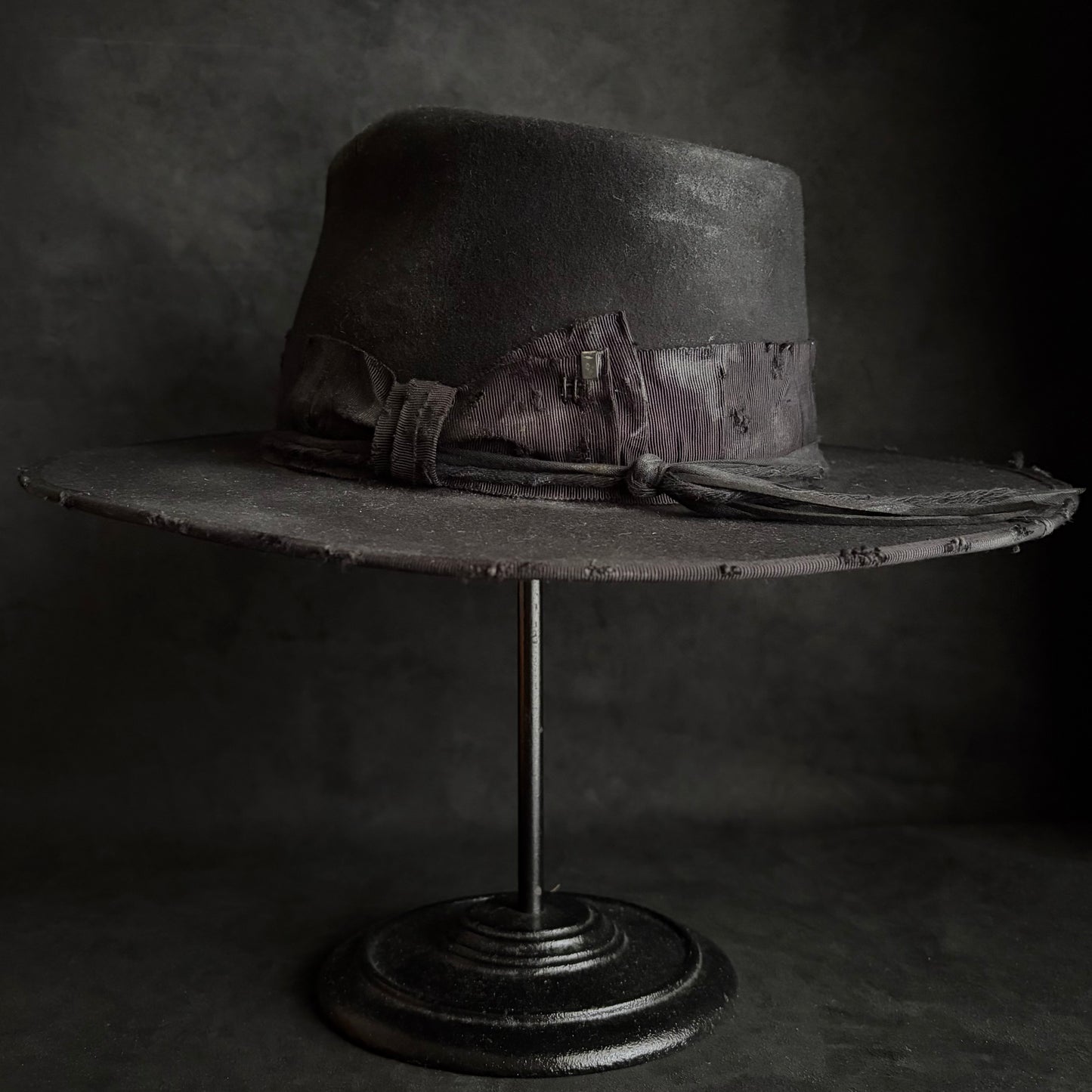 Correct black fedora hat (western weight)