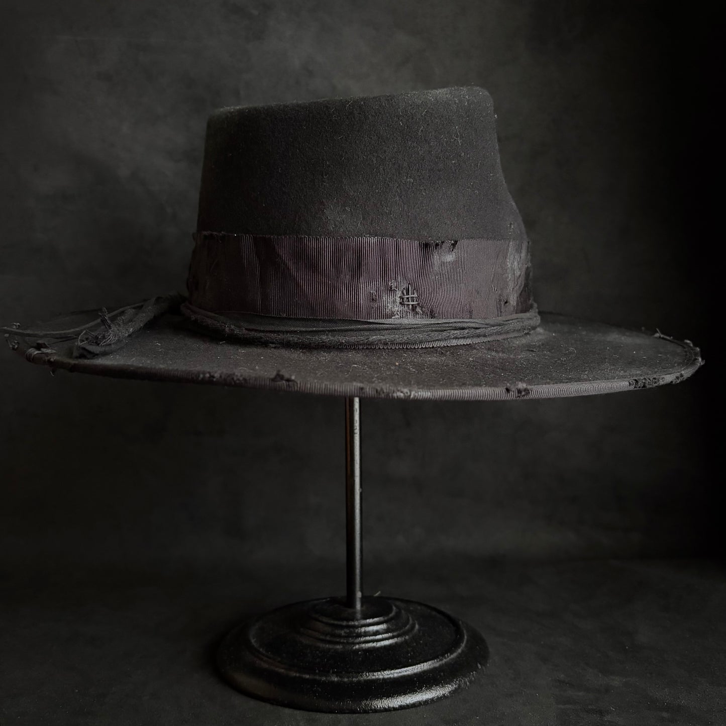 Correct black fedora hat (western weight)