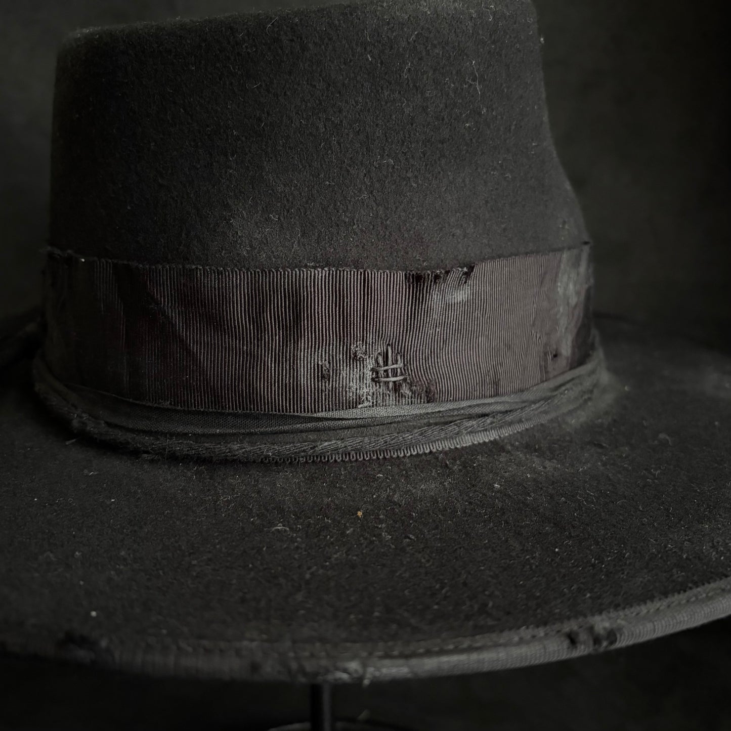 Correct black fedora hat (western weight)