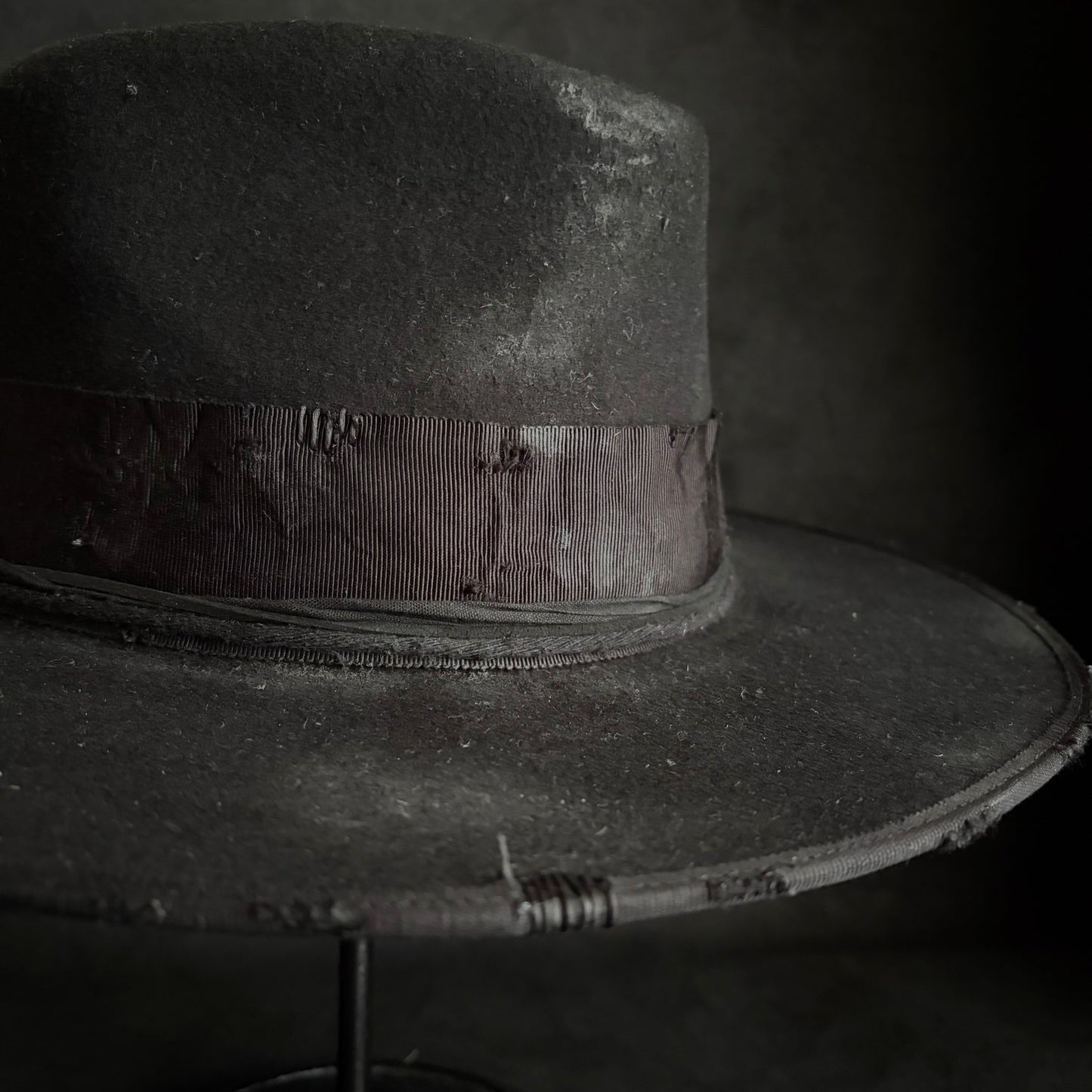 Correct black fedora hat (western weight)