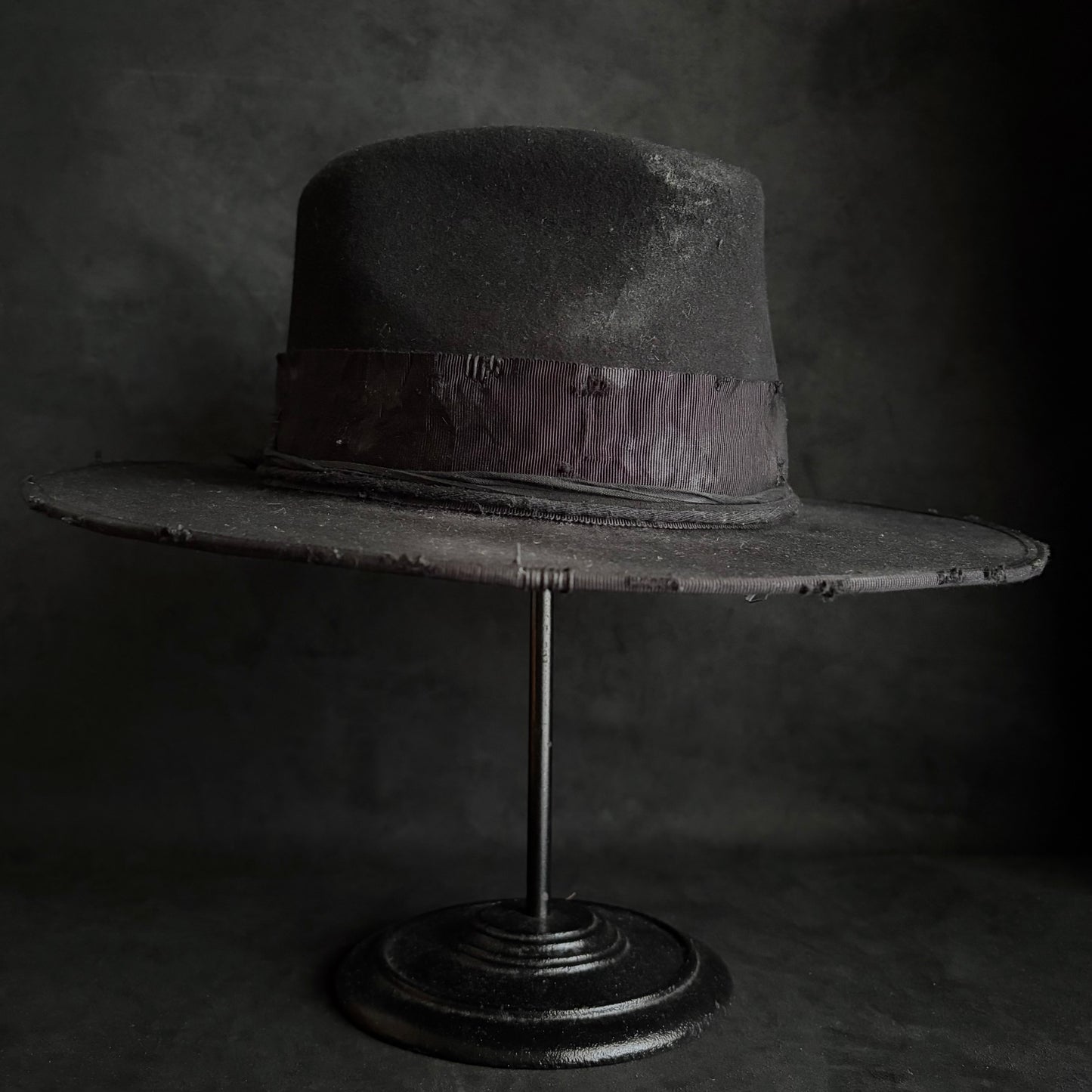 Correct black fedora hat (western weight)