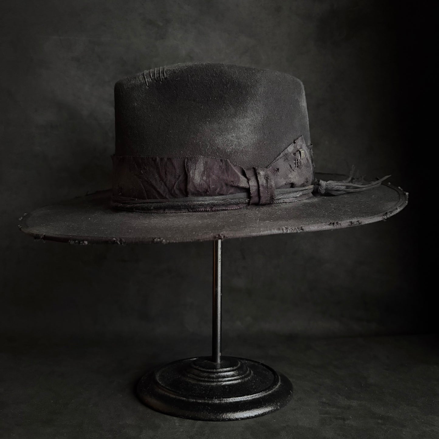 Correct black fedora hat (western weight)