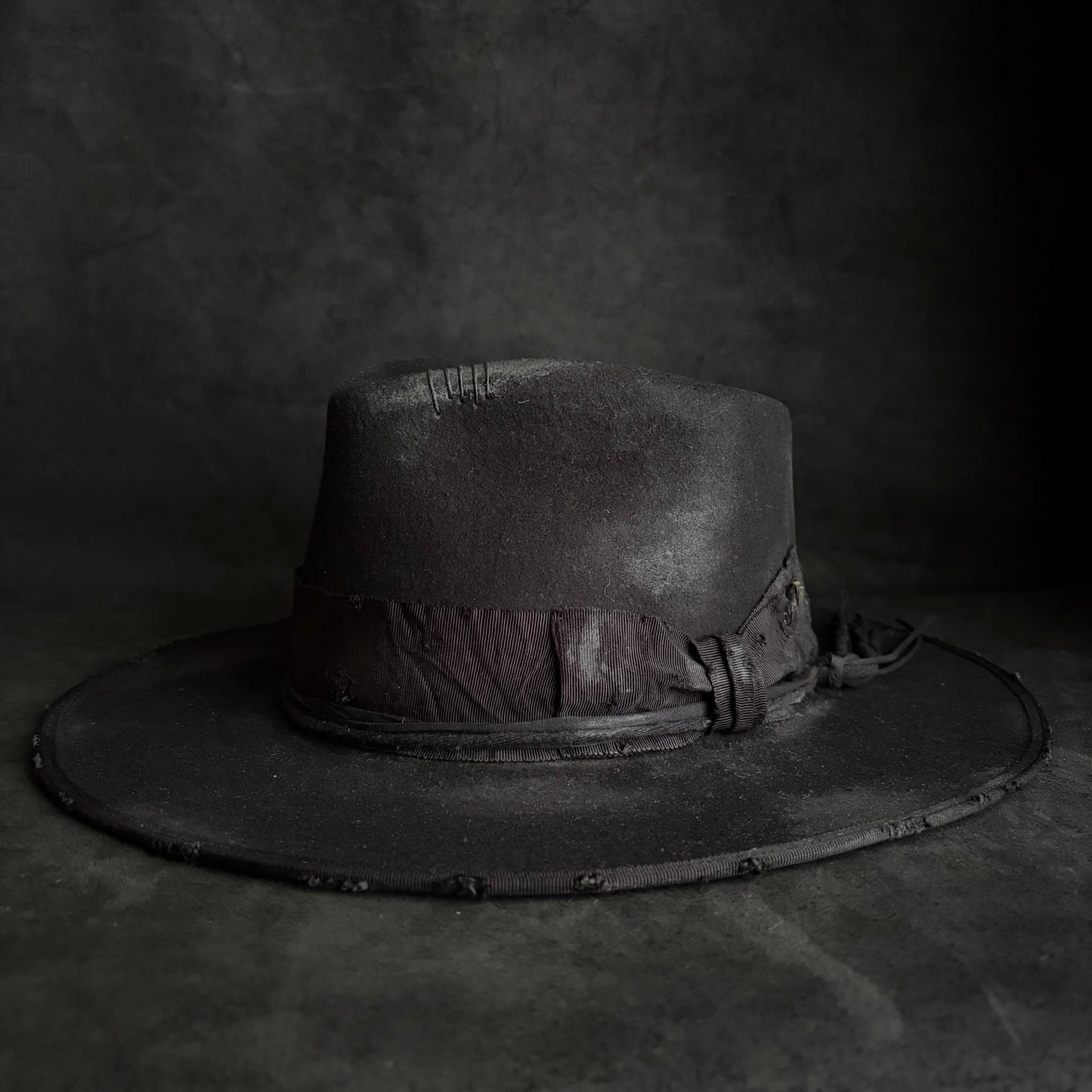 Correct black fedora hat (western weight)