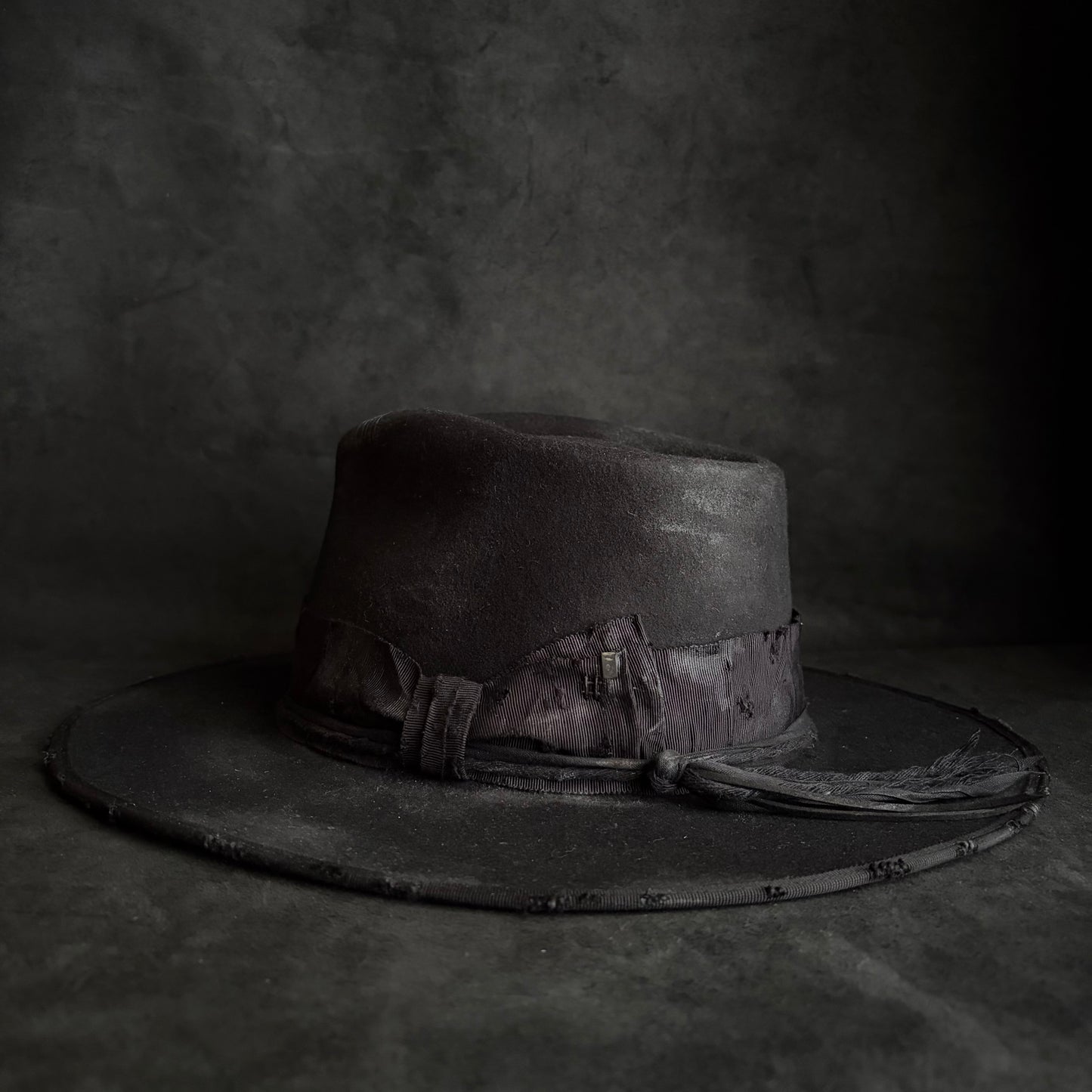 Correct black fedora hat (western weight)