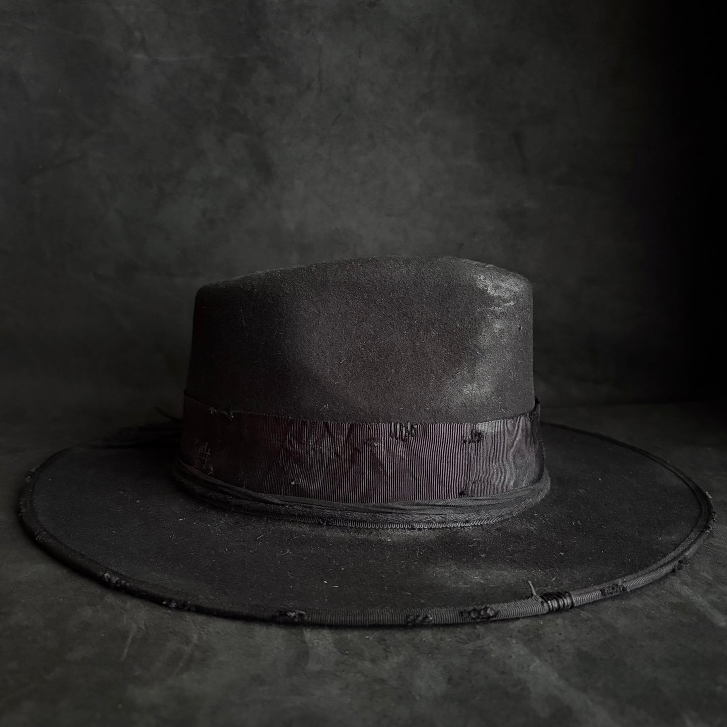 Correct black fedora hat (western weight)