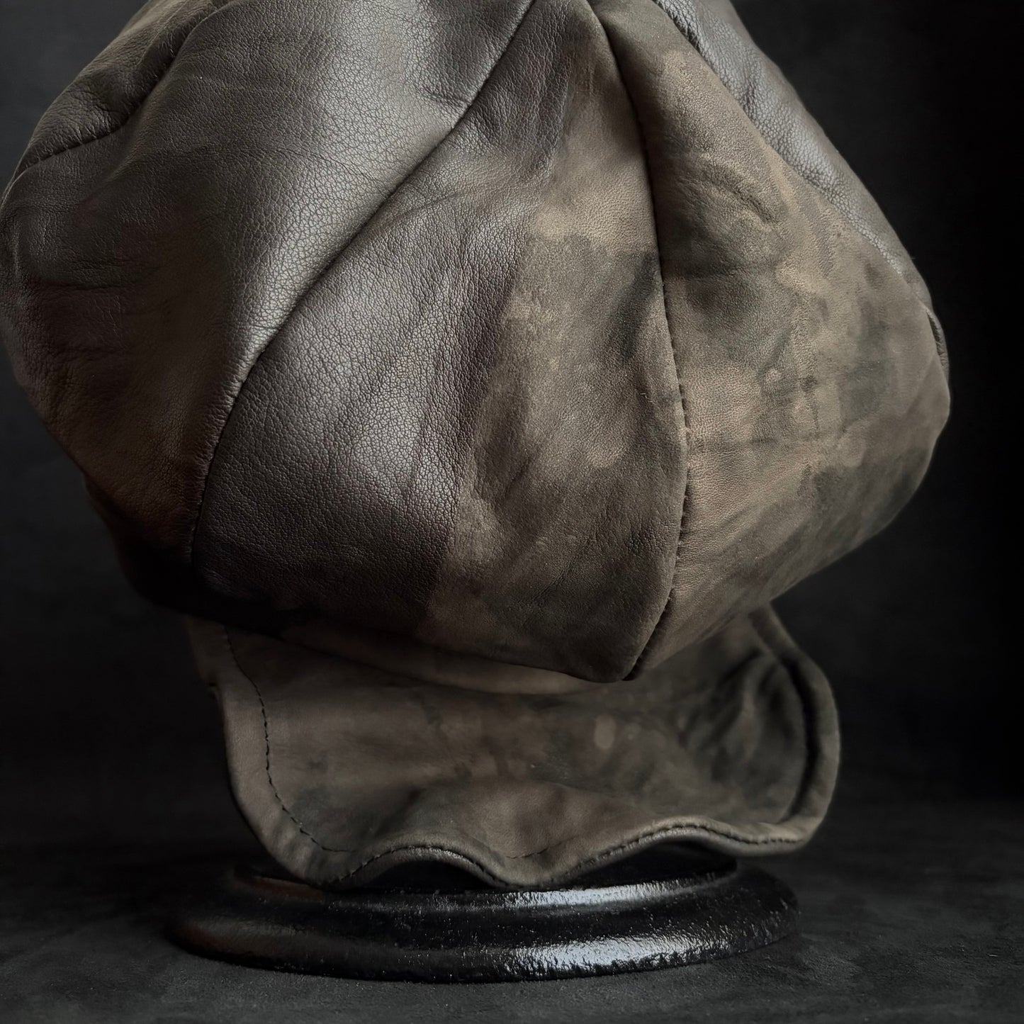 Mud-sense leather casquette