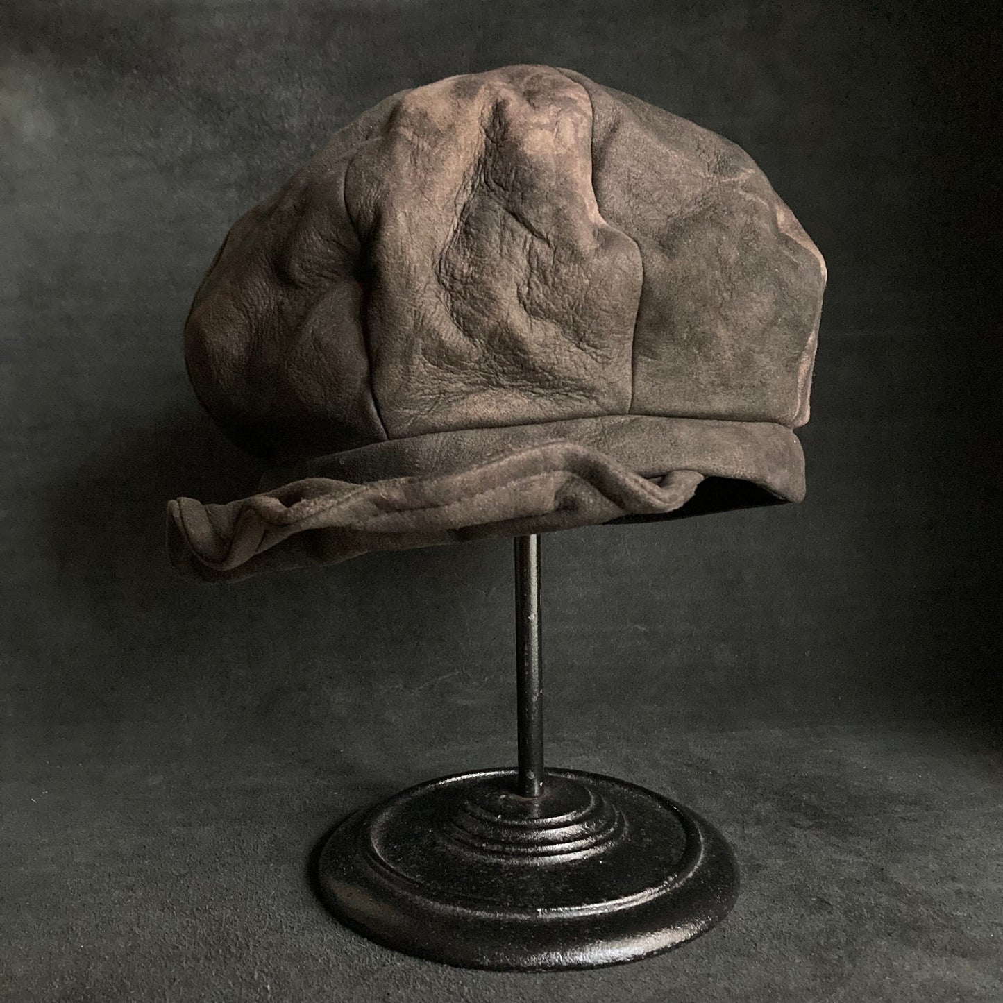 Dyed soft leather brown casquette