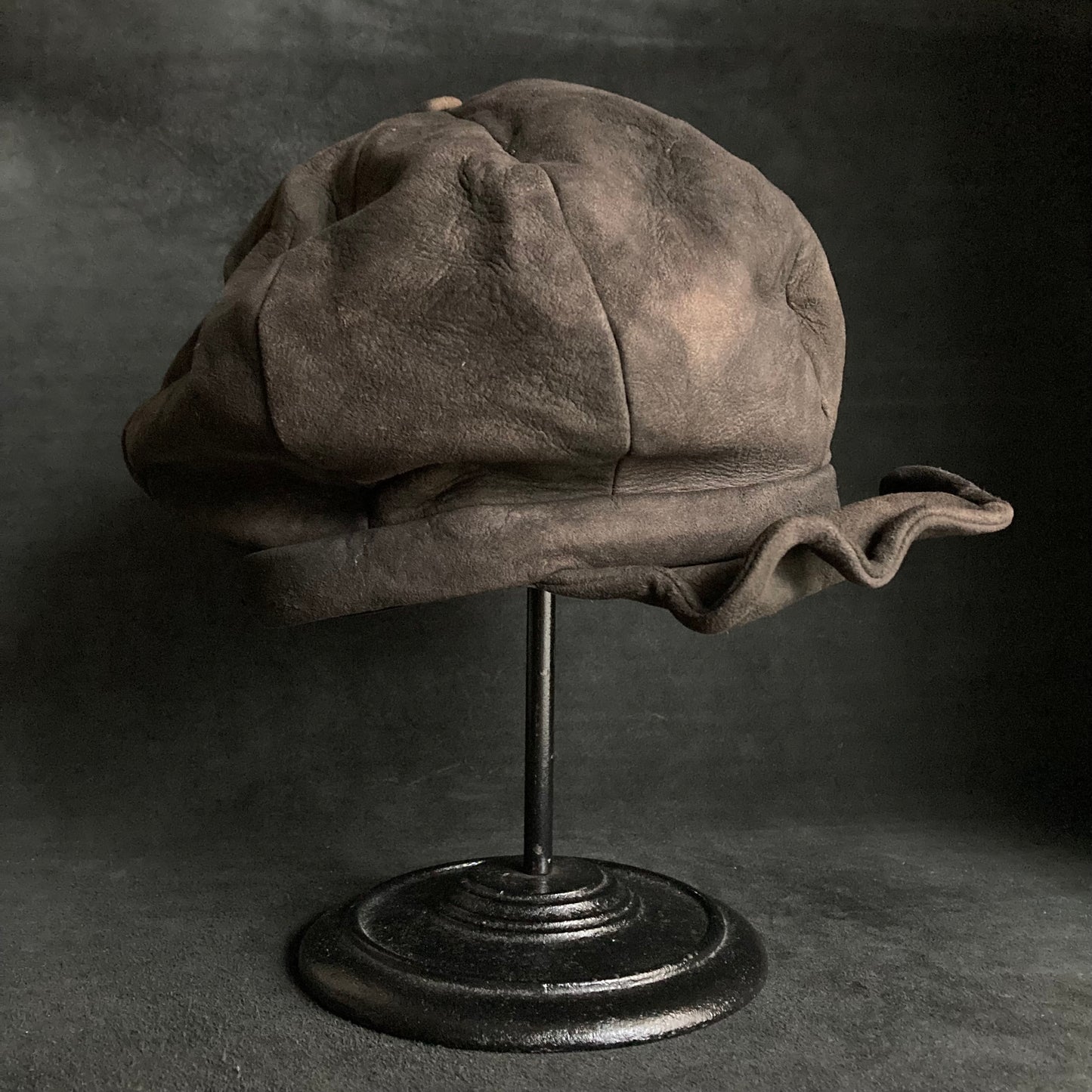 Dyed soft leather brown casquette