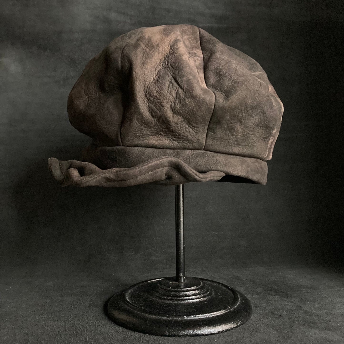 Dyed soft leather brown casquette