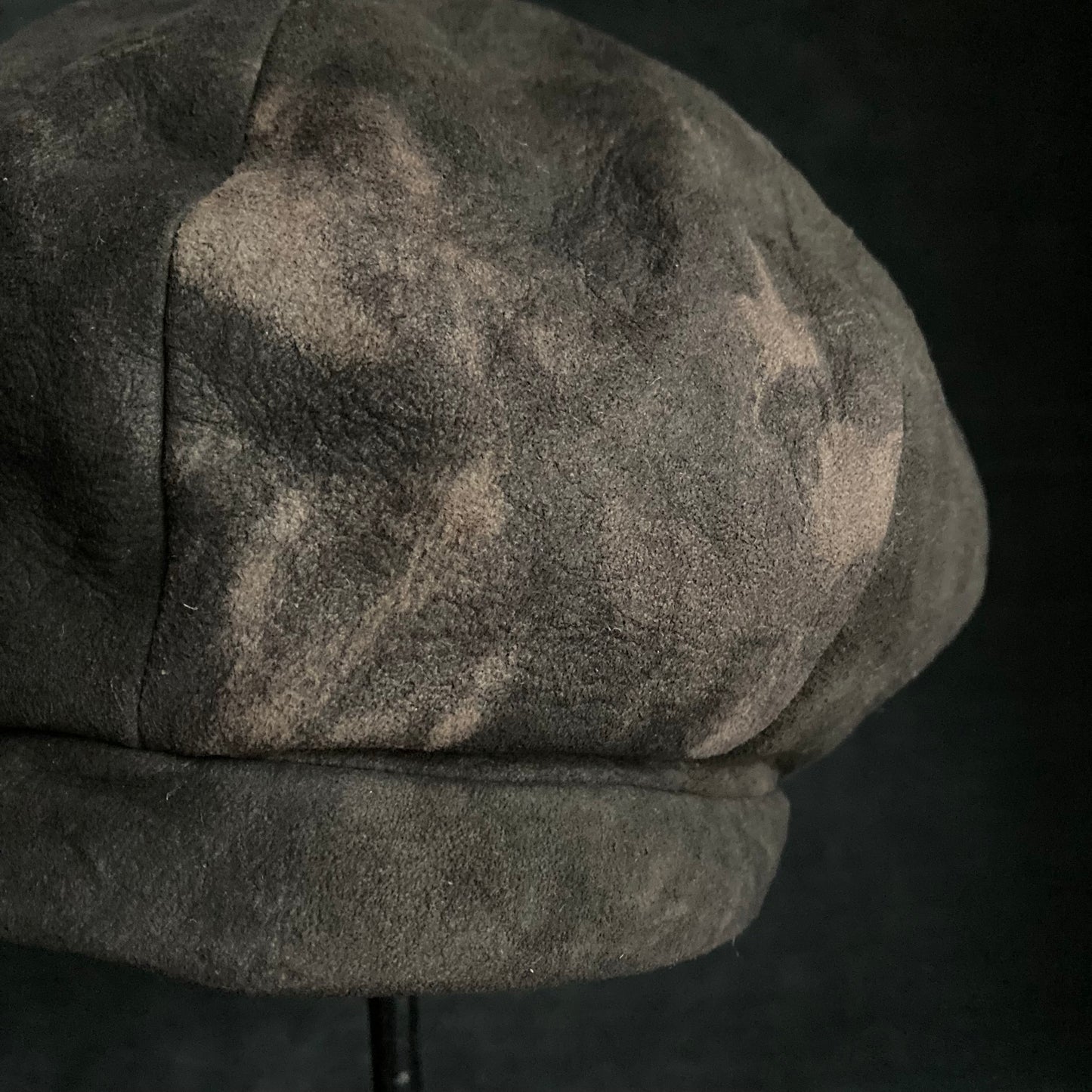 Dyed soft leather brown casquette