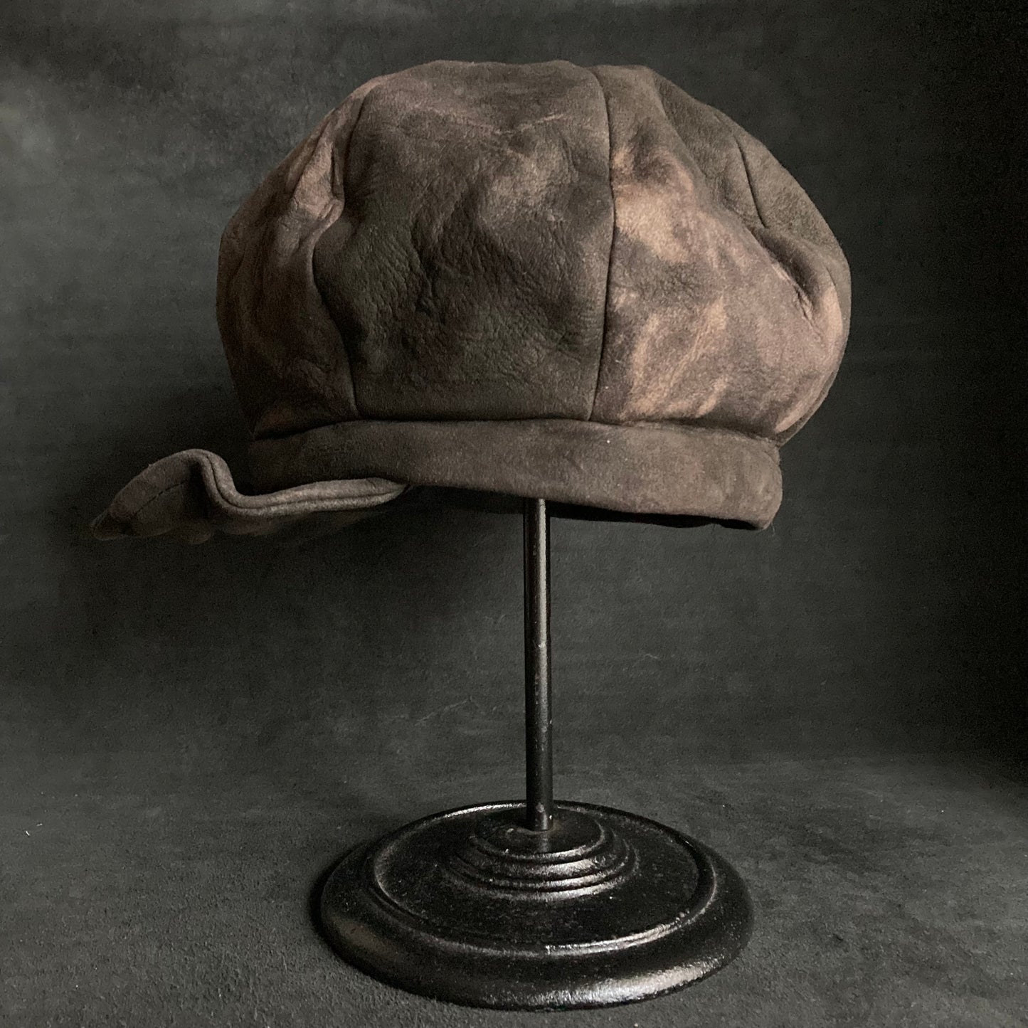 Dyed soft leather brown casquette