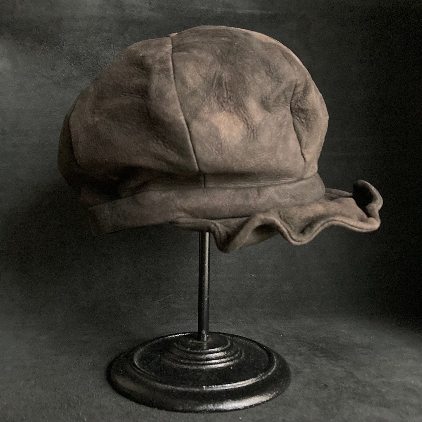 Dyed soft leather brown casquette