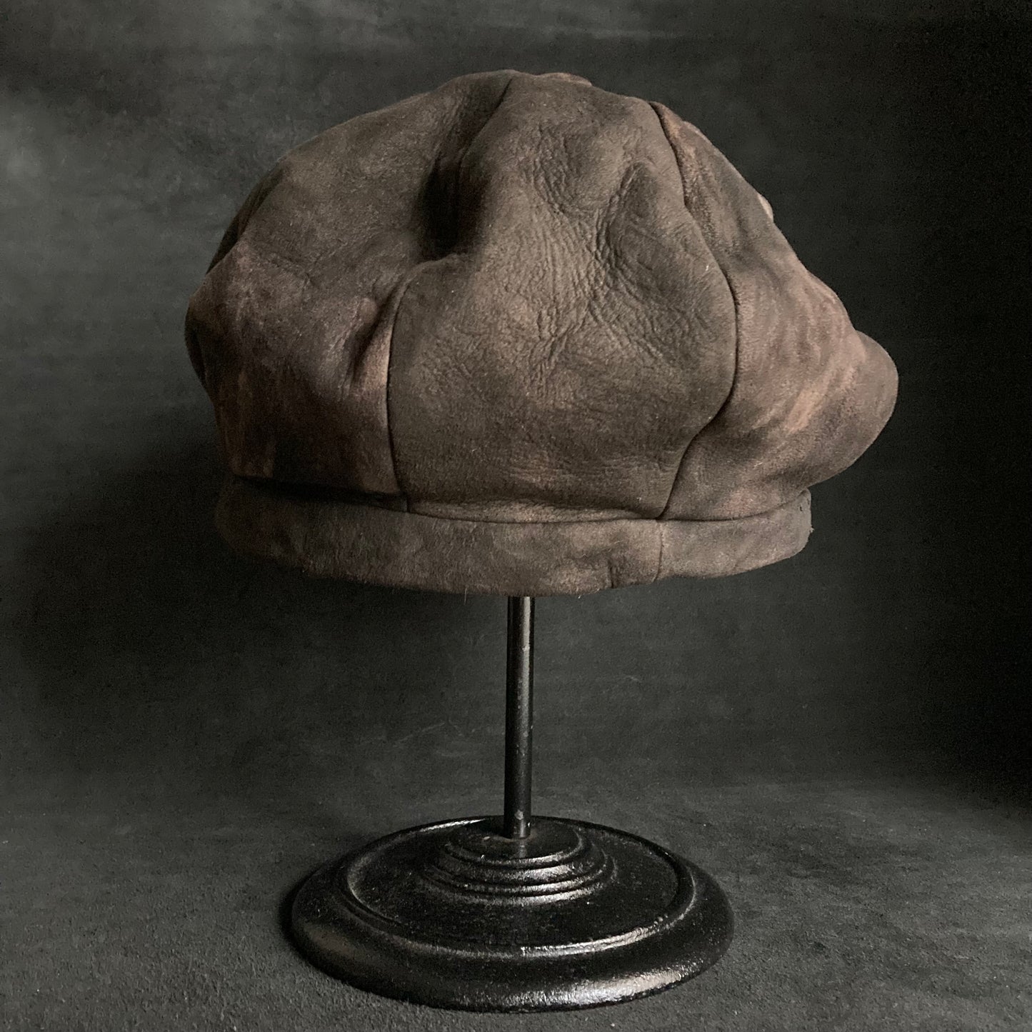 Dyed soft leather brown casquette