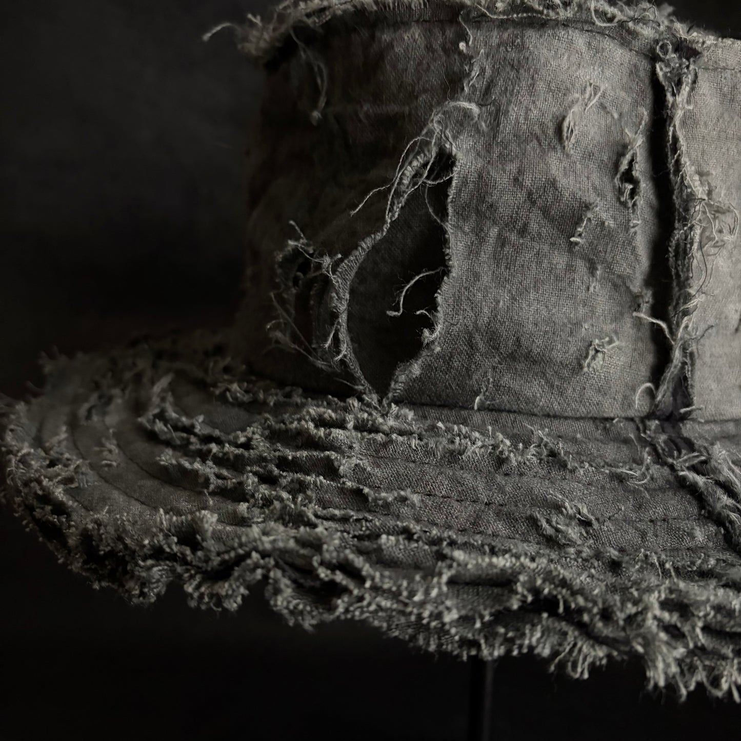Mottled gray damage bucket hat