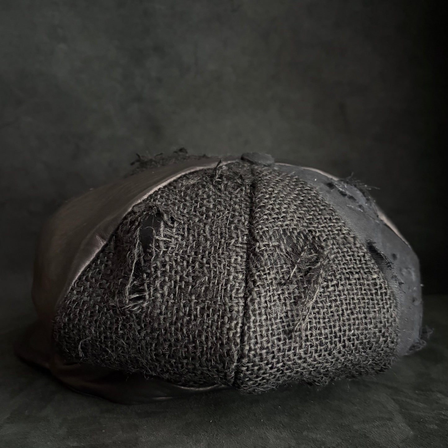 Black jute scrabble damage casquette (brim with core)