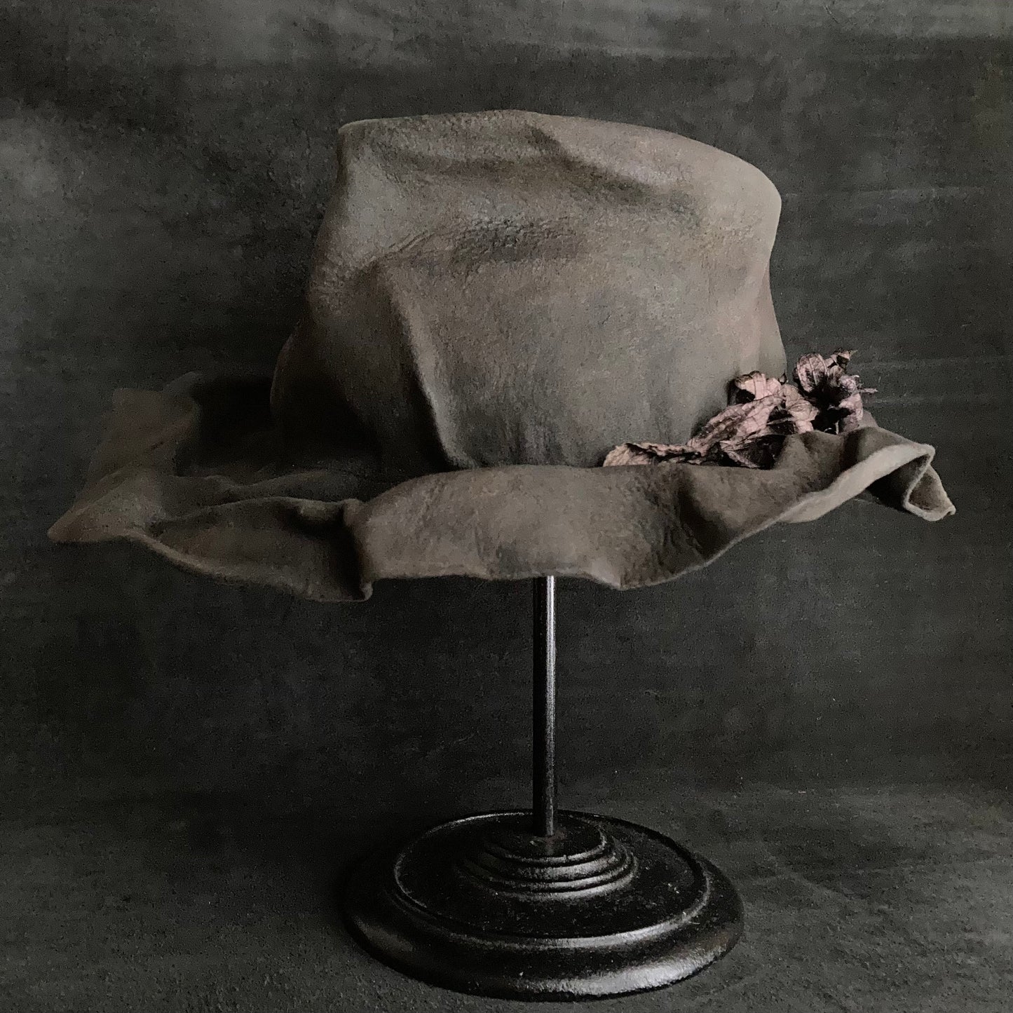 Charcoal wrinkled fedora hat (safflower)