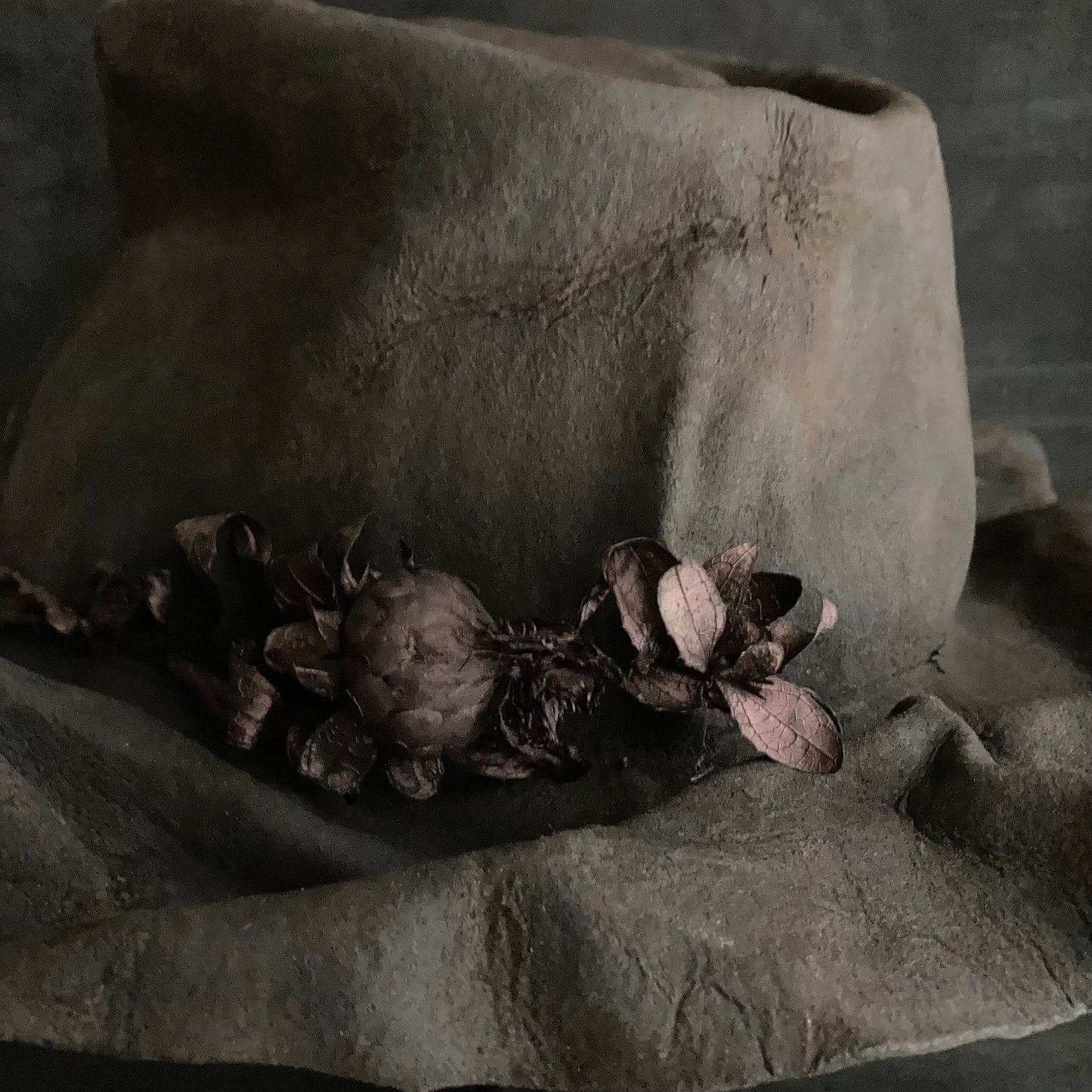 Charcoal wrinkled fedora hat (safflower)