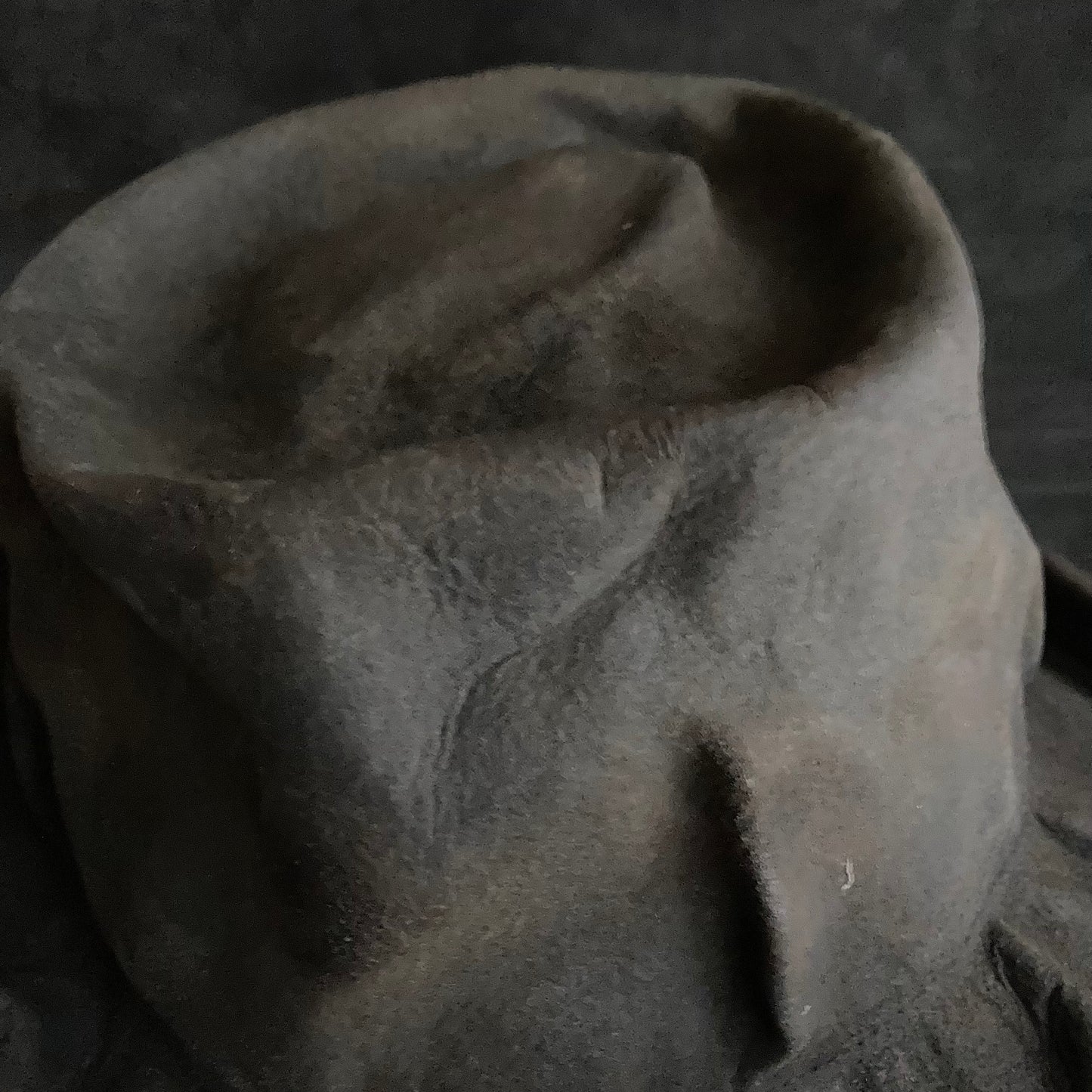 Charcoal wrinkled fedora hat (safflower)