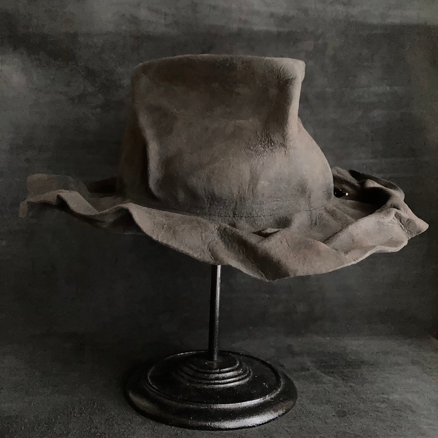 Charcoal wrinkled fedora hat (safflower)