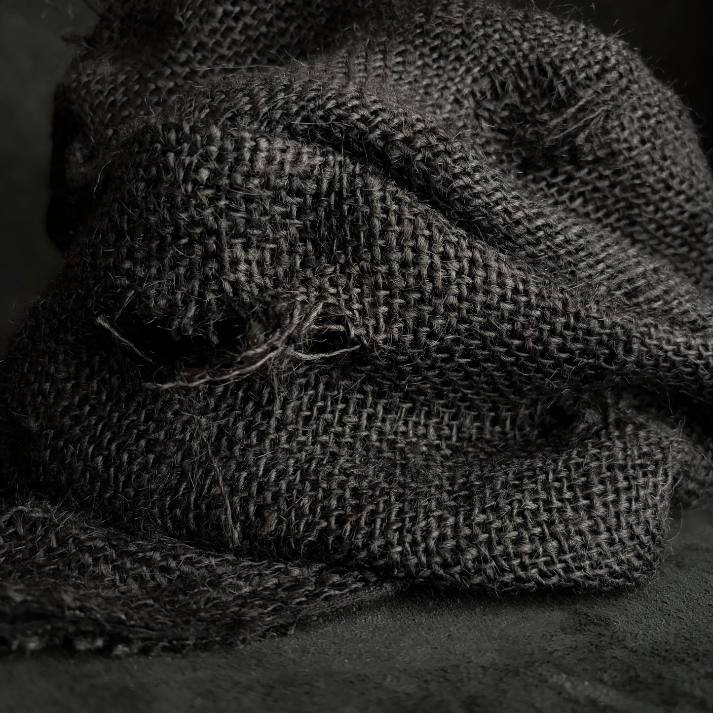 Black jute damage turn cap