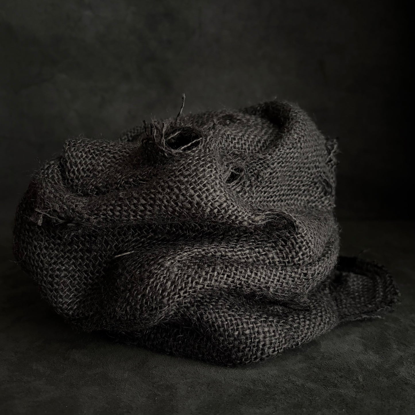 Black jute damage turn cap