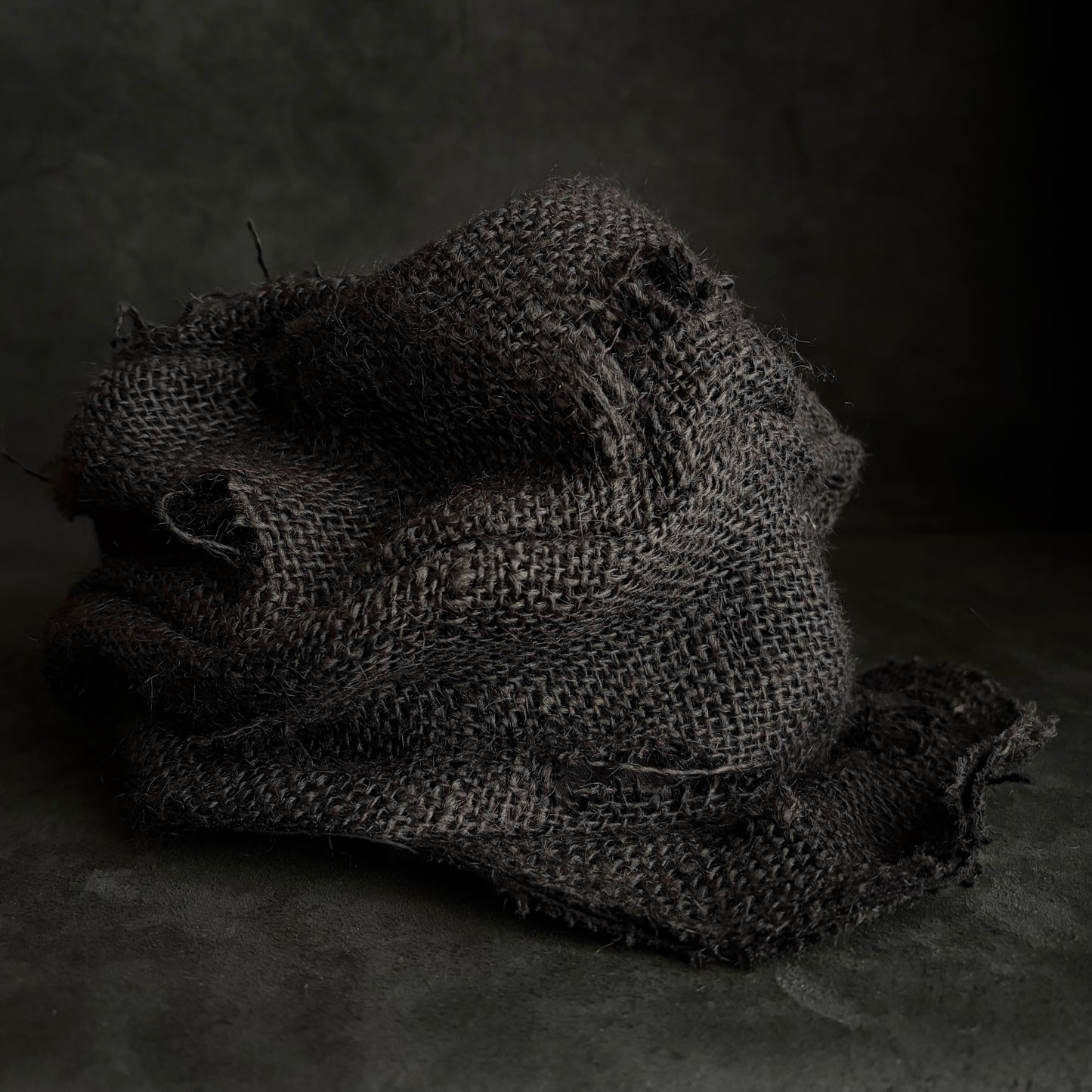 Black jute damage turn cap