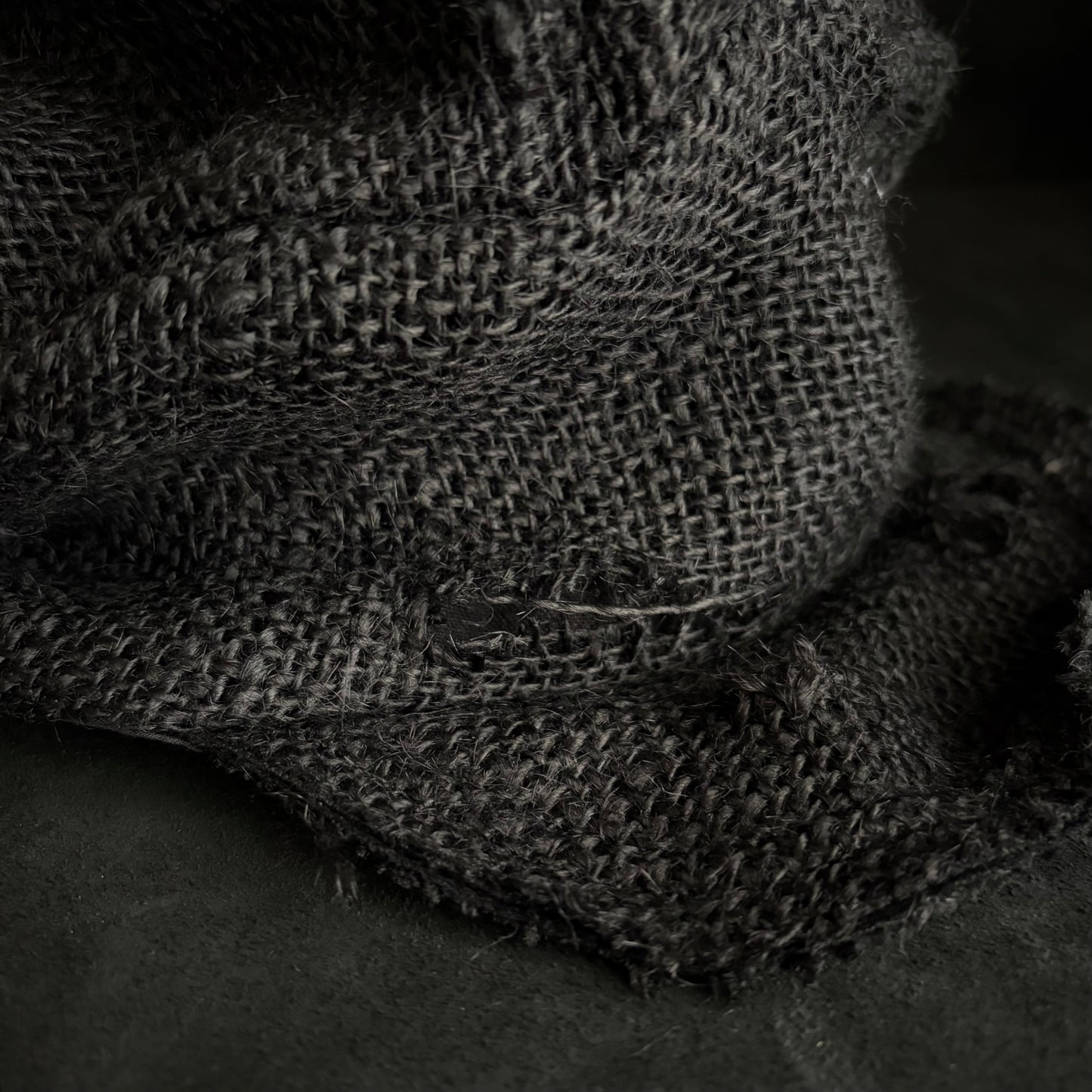 Black jute damage turn cap