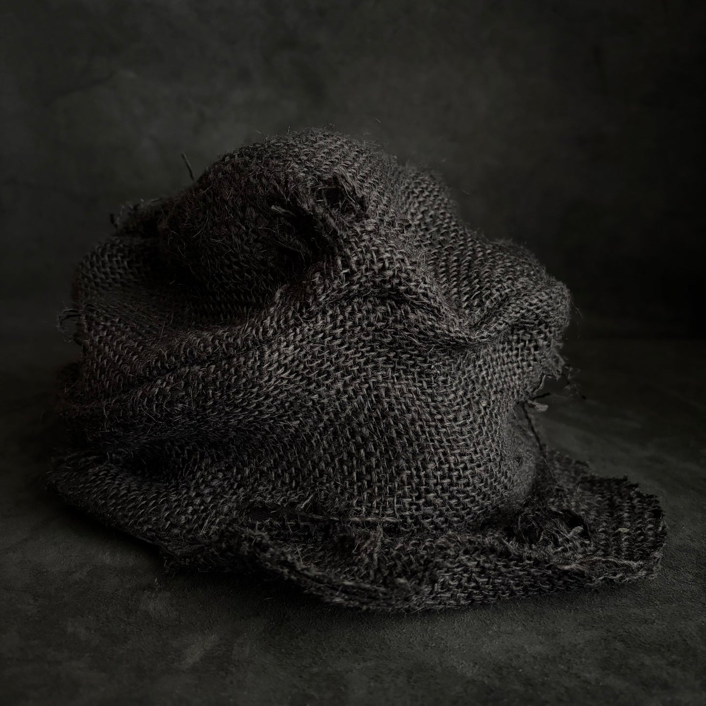 Black jute damage turn cap