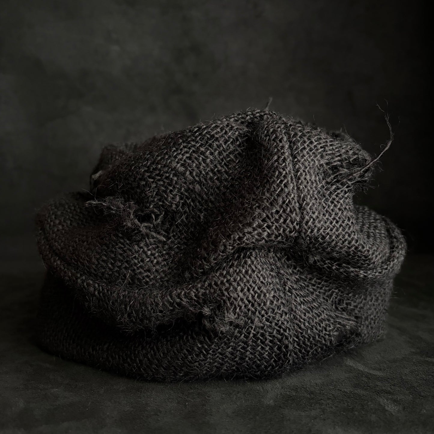 Black jute damage turn cap