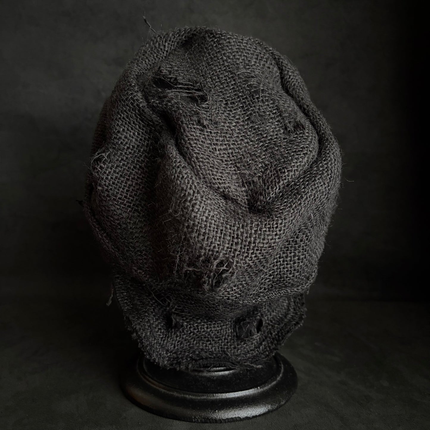 Black jute damage turn cap