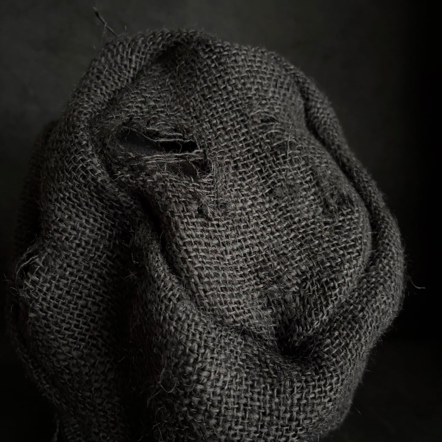 Black jute damage turn cap