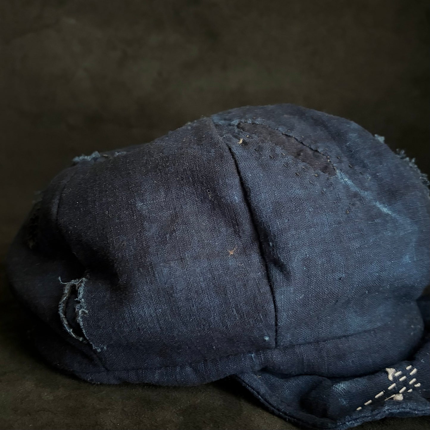 Indigo dyed hand stitch damage casquette