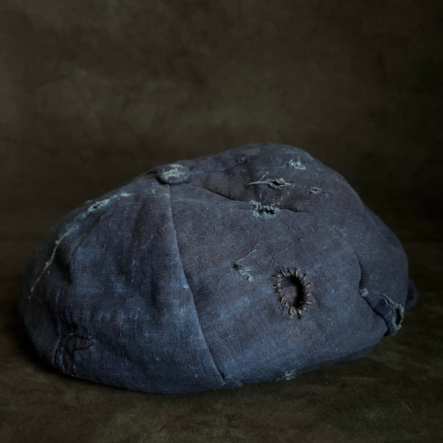 Indigo dyed hand stitch damage casquette