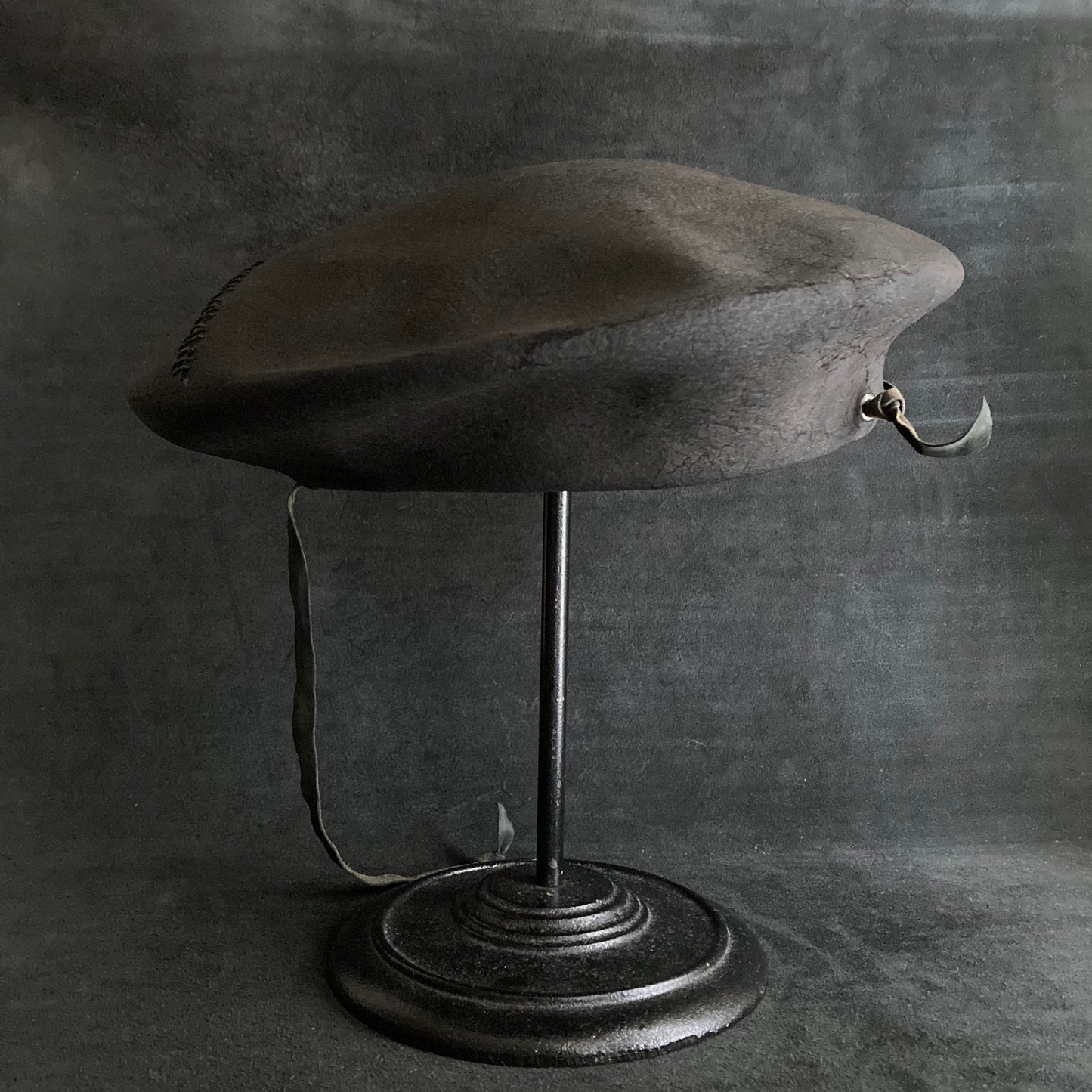 Charcoal side stitch leather strap beret