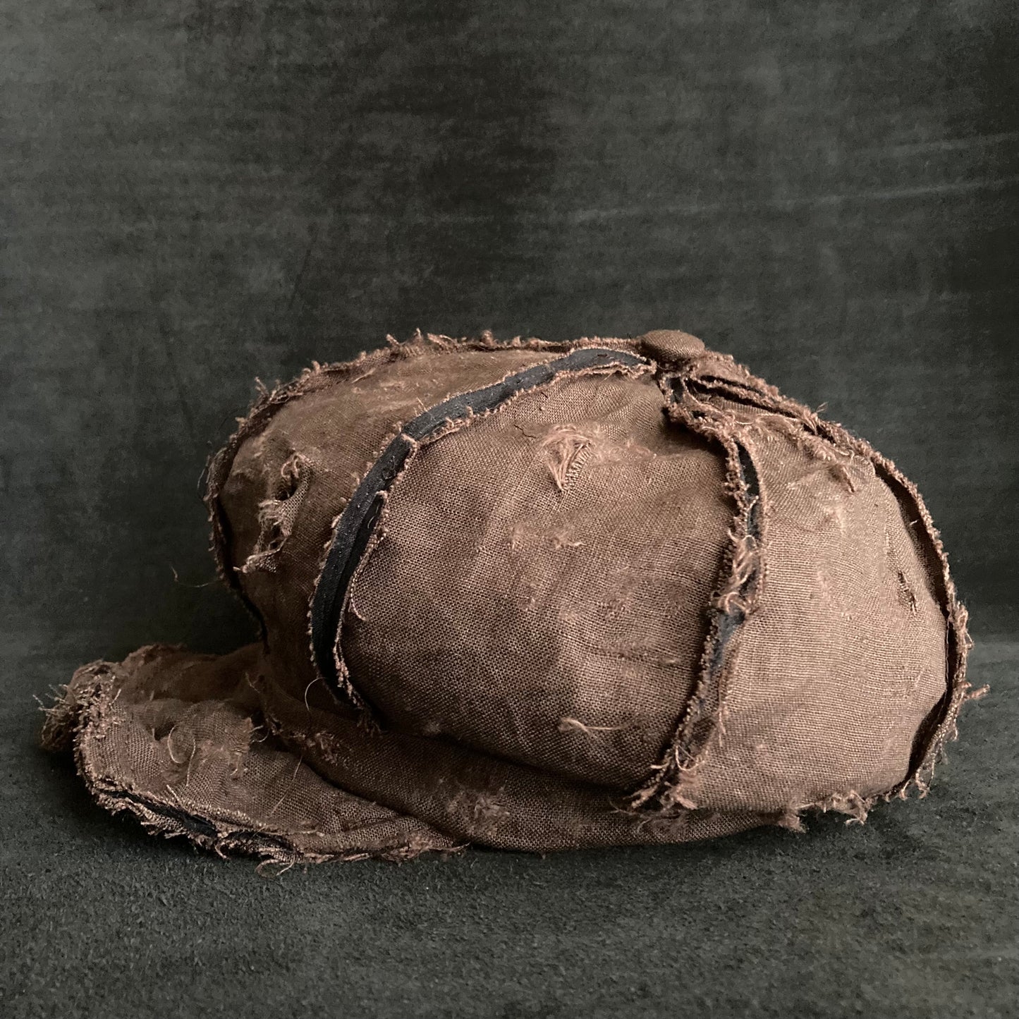 Back side brown linen damage  casquette