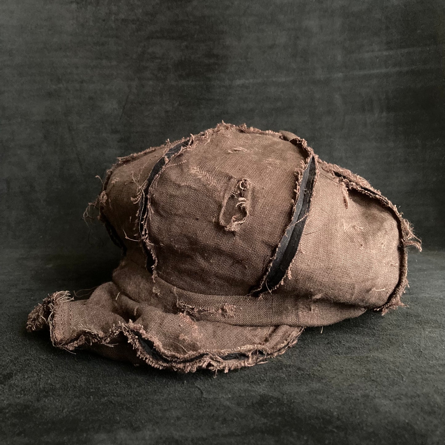 Back side brown linen damage  casquette