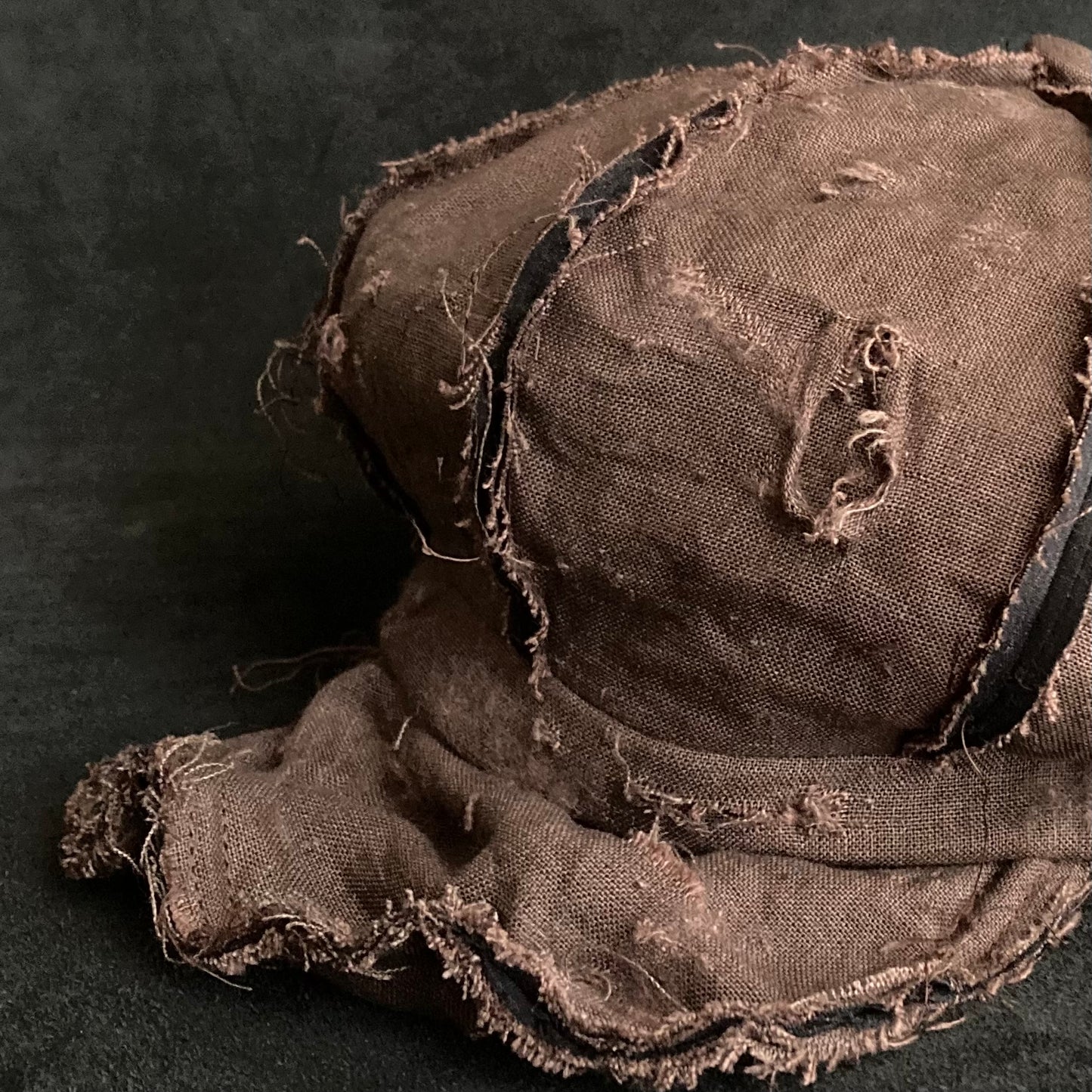 Back side brown linen damage  casquette