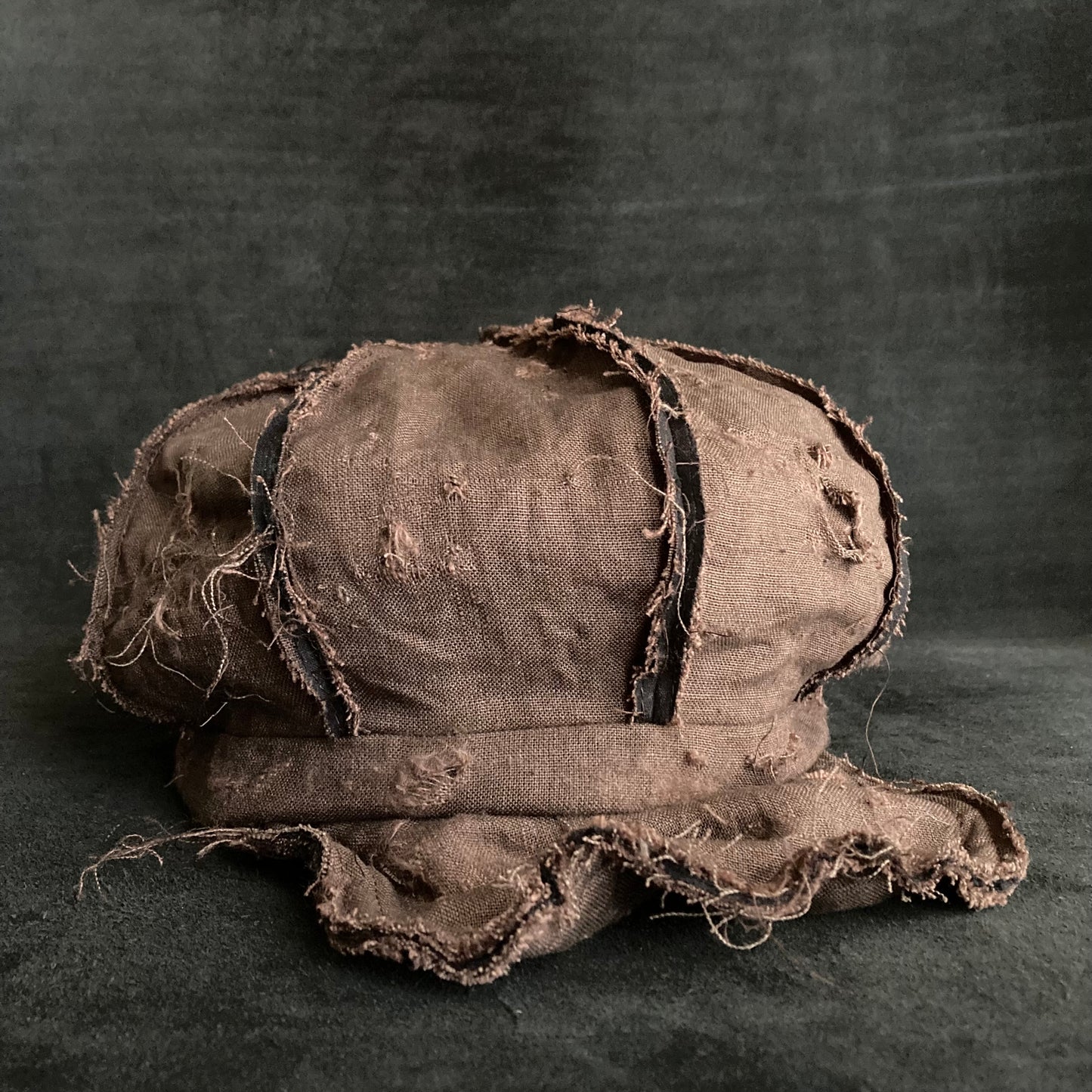 Back side brown linen damage  casquette