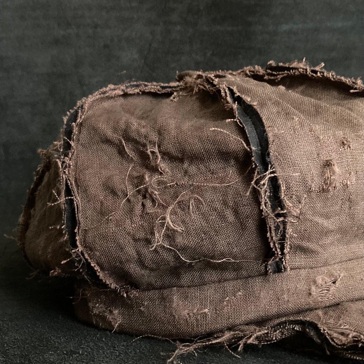 Back side brown linen damage  casquette