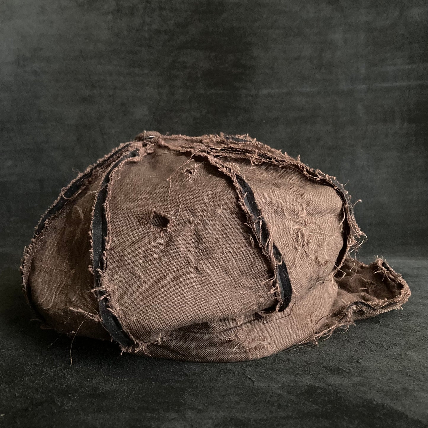 Back side brown linen damage  casquette