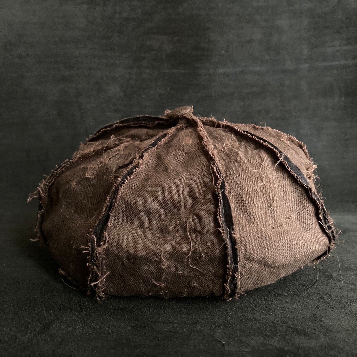 Back side brown linen damage  casquette