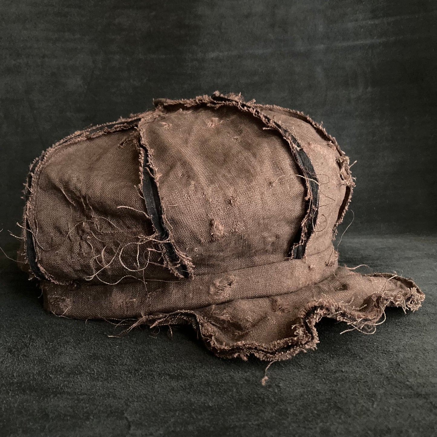 Back side brown linen damage  casquette