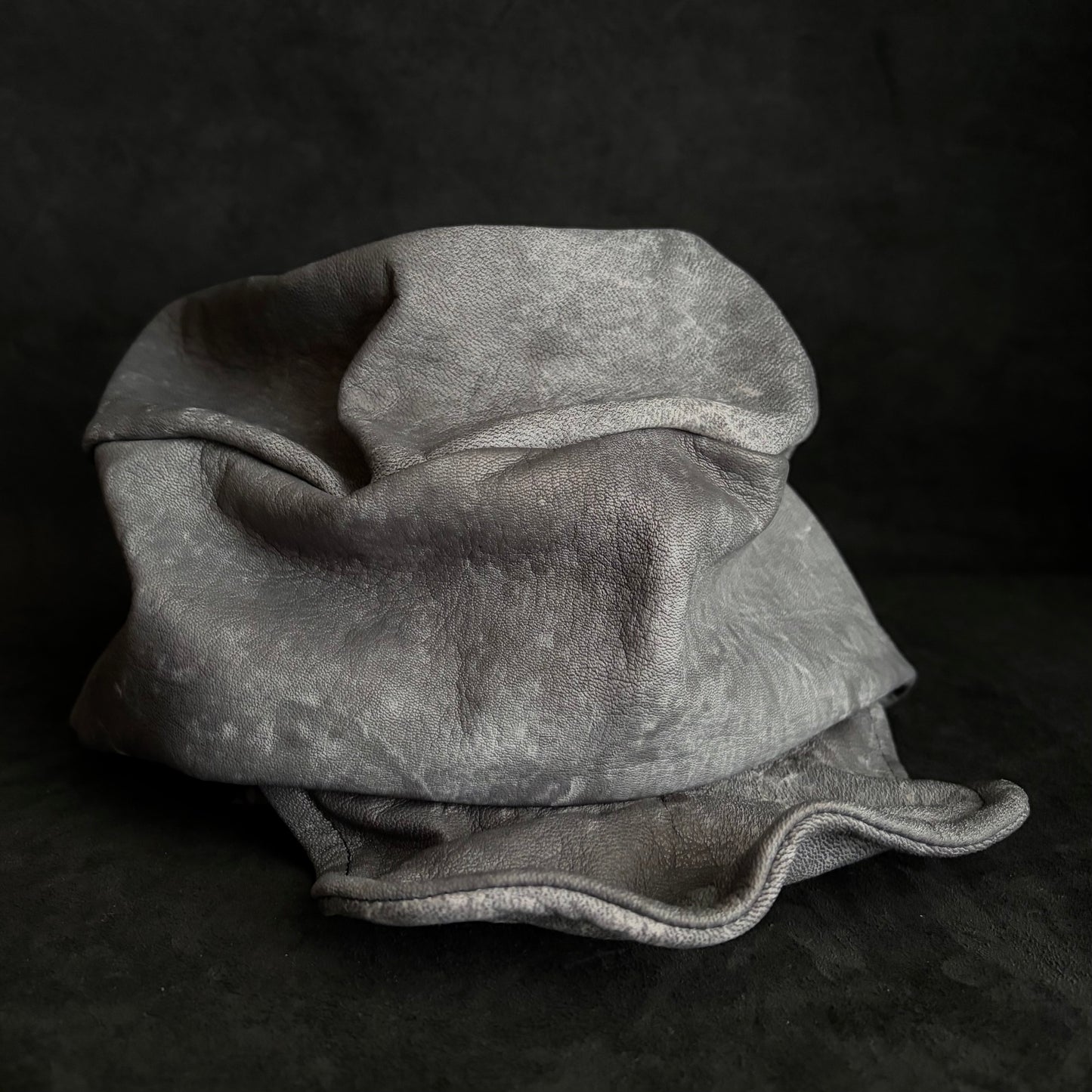 Uneven dyeing spread gray leather turn cap